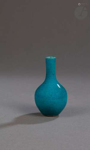 Petit vase en porcelaine émaillée turquoise, Chine, XVIIIe s