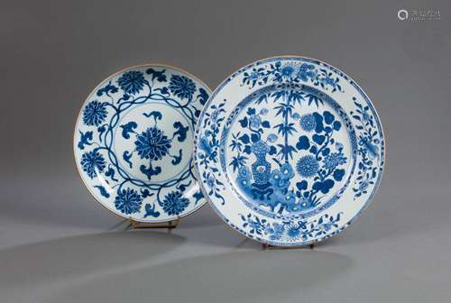 Deux plats en porcelaine blanche émaillée en bleu sous couve