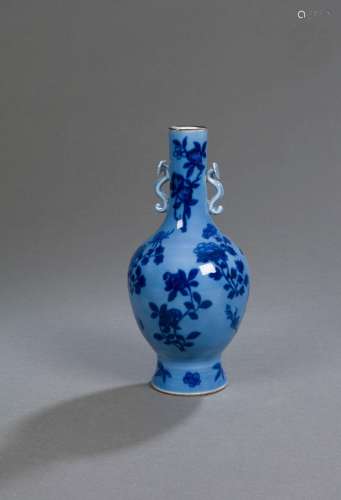 Vase de forme balustre en porcelaine émaillée en bleu sous c