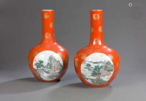 Paire de vases en porcelaine émaillée dans le style de la fa