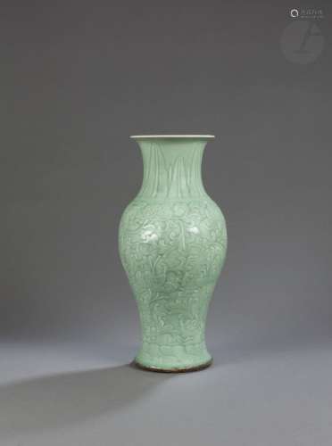 Grand vase balustre de style yen yen en porcelaine céladon,