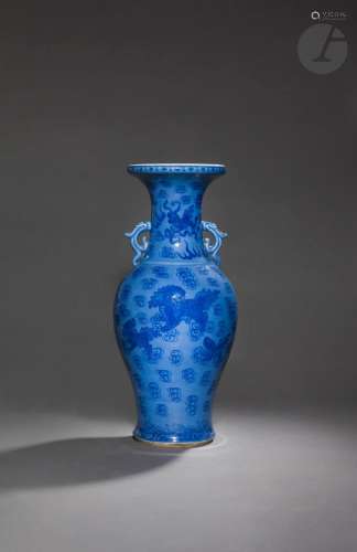 Grand vase en porcelaine à fond bleu à décor de chiens de Fô