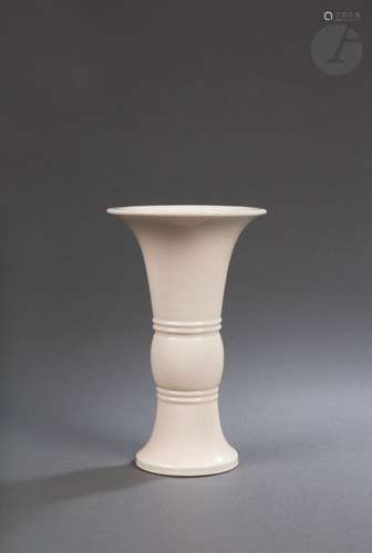 Vase gu en porcelaine Blanc de Chine, Dehua, Chine, époque K