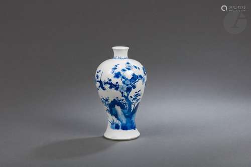 Vase de forme meiping en porcelaine émaillée en bleu sous co