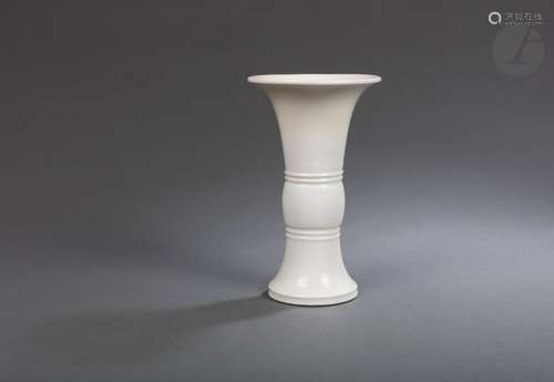 Vase gu en porcelaine Blanc de Chine, Dehua, Chine, époque K