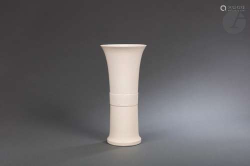 Grand vase gu en porcelaine Blanc de Chine, Dehua, Chine, ép