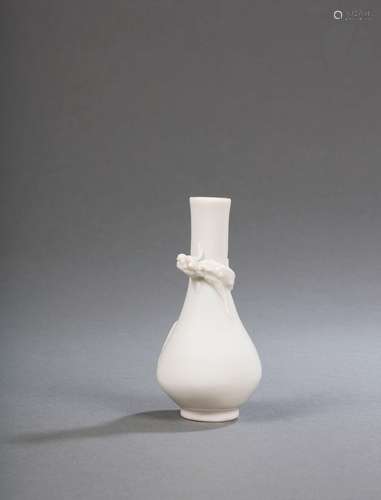 Petit vase en porcelaine Blanc de Chine, Dehua, Chine, XVIIe