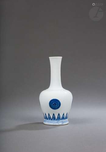 Rare vase yaoling zun en porcelaine blanche émaillée en bleu