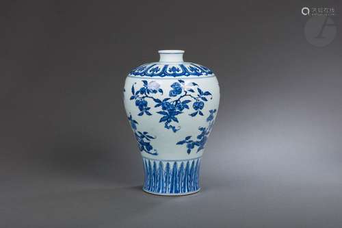 Vase de forme meiping en porcelaine blanche émaillée en bleu