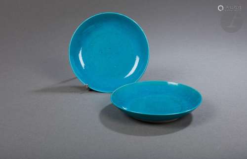 Paire de petites assiettes en porcelaine émaillée turquoise,