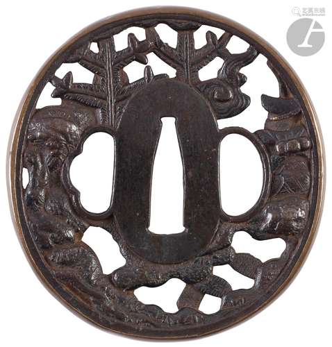 Tsuba en fer, Japon, époque Edo, XIXe siècle<br />
De forme ...