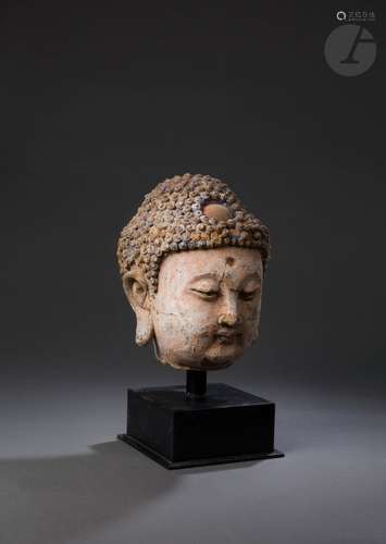 Tête de Bouddha en pisé recouverte d’un engobe polychrome,