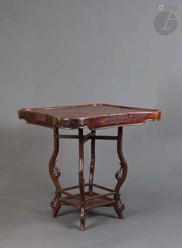 Table à jeu anglo-chinoise, XIXe - XXe siècle<br />
De forme...