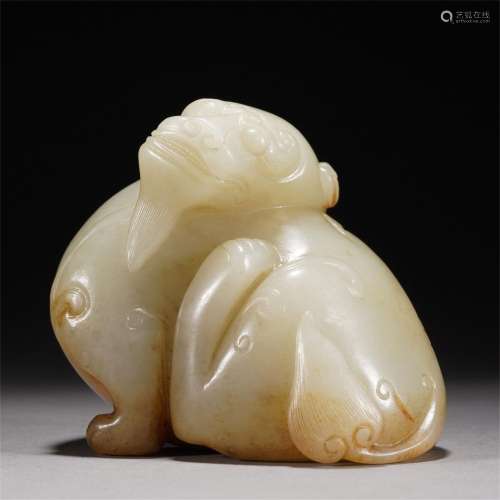 A JADE CARVED BEAST PAPERWEIGHT