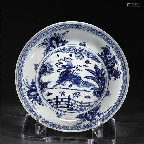 A BLUE AND WHITE PORCELAIN DISH