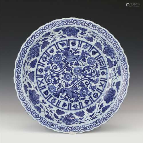 A CHINESE BLUE AND WHITE PORCELAIN PLATE