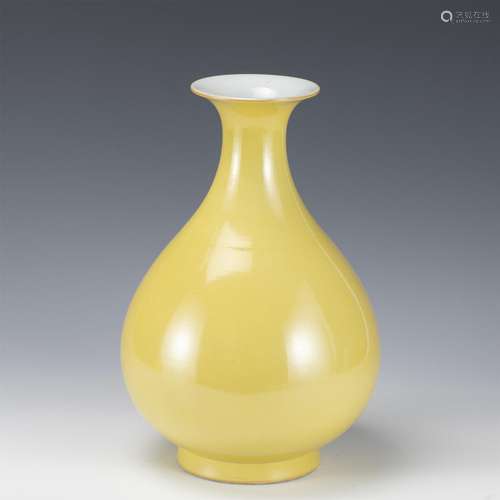 A YELLOW GLAZE PORCELAIN VASE,QING