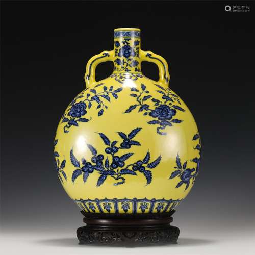 A CHINESE YELLOW GLAZE BLUE AND WHITE PORCELAIN FLASK MOON V...