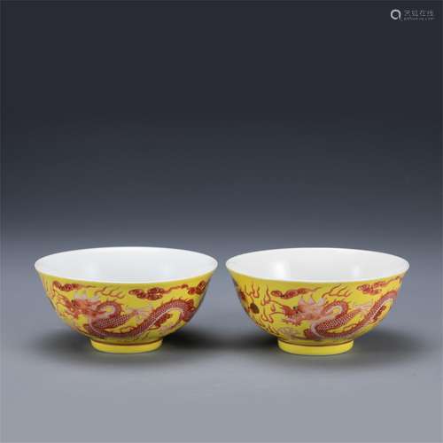 A PAIR OF YELLOW GLAZE IRON RED GLAZE PORCELAIN BOWLS,QING