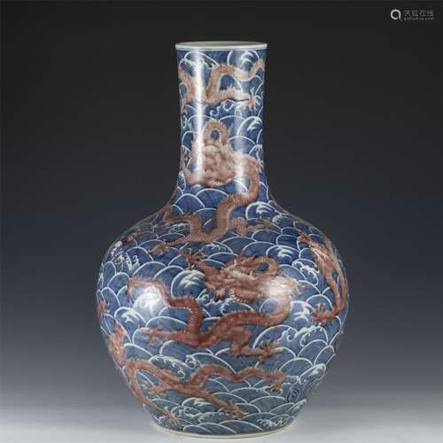 A BLUE AND WHITE UNDERGLAZED RED PORCELAIN VASE,QING