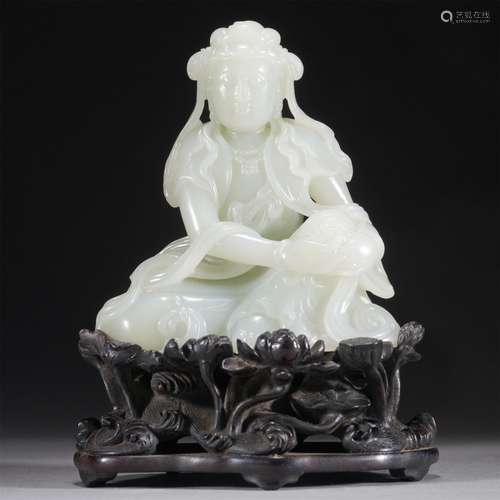 A CARVED JADE SEATED FIGURE OF GUANYIN