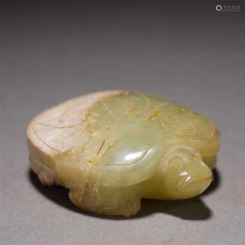 A JADE CARVED TORTOISE ORNAMENTS