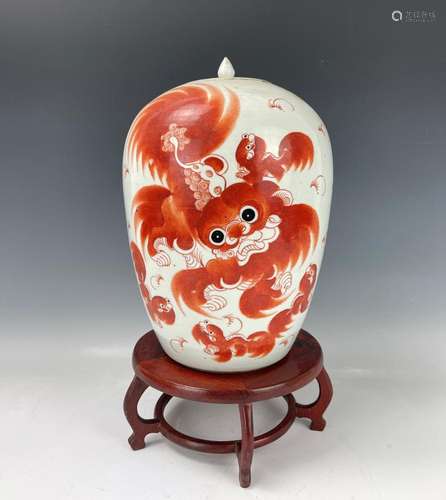 Chinese Iron Red Lion Foodog Porcelain Jar Lidded with Stand