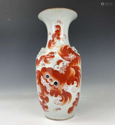 A Chinese Iron Red Lion Foodog Porcelain Big Vase