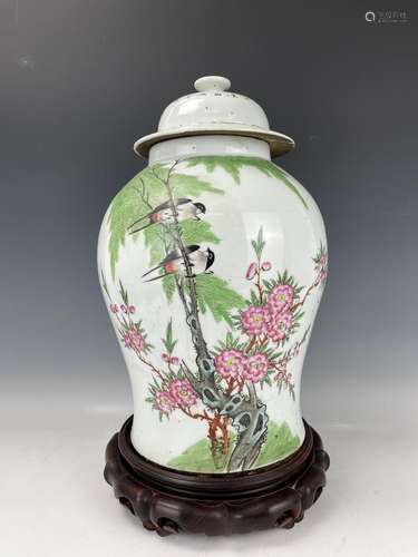 A Lidded Famille Rose Porcelain Vase Magpie and Red Plumes