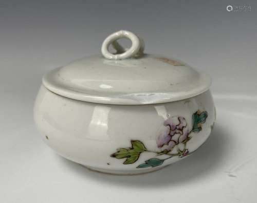 A Chinese Famille Rose Porcelain Jar Lidded