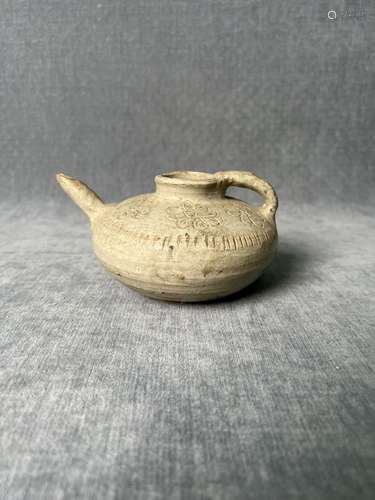 An Incised Floral Design Water Dropper (AD420-589)