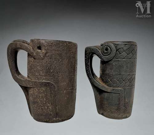 Deux très beaux pots à lait