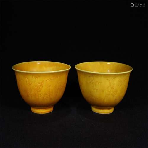 A pair of yellow glazed bowls with phoenix pattern in the cl...