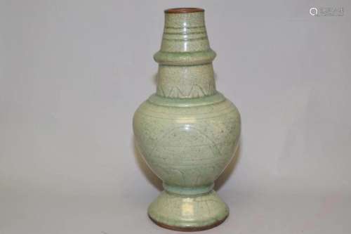 Yuan/Ming Chinese Porcelain Longquan Glaze Vase