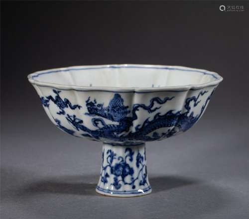 A CHINESE BLUE AND WHITE PORCELAIN DRAGON CUP