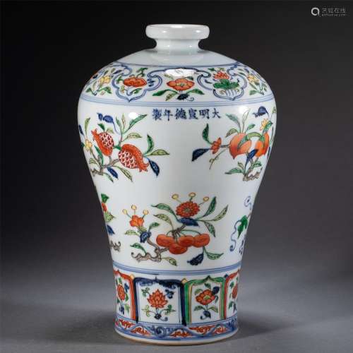 A CHINESE WUCAI PORCELAIN FLOWERS VASE