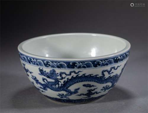 A CHINESE BLUE AND WHITE PORCELAIN DRAGON BOWL