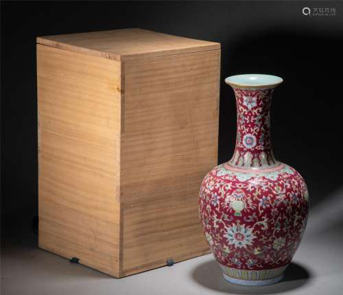 A CHINESE WUCAI PORCELAIN FLOWERS VASE