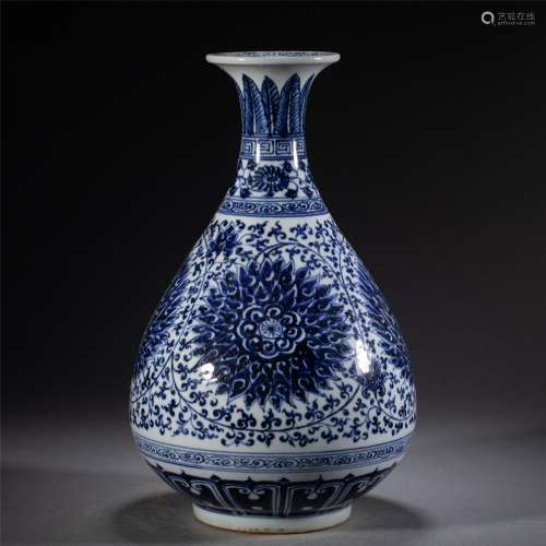 A CHINESE BLUE AND WHITE PORCELAIN FLOWERS VASE