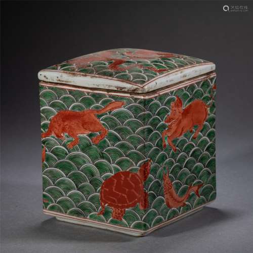 A CHINESE PORCELAIN SQUARE BOX