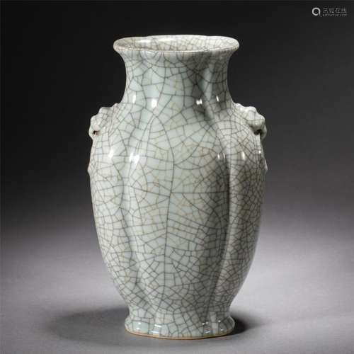 A CHINESE CRACKED GLAZE PORCELAIN VASE