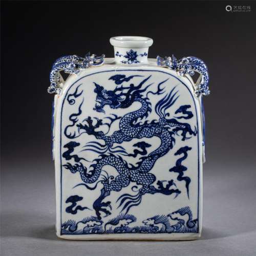A CHINESE BLUE AND WHITE PORCELAIN DRAGON VASE