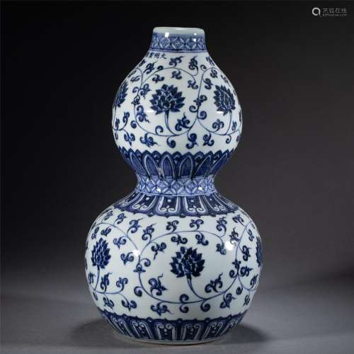 A CHINESE BLUE AND WHITE PORCELAIN GOURDS VASE