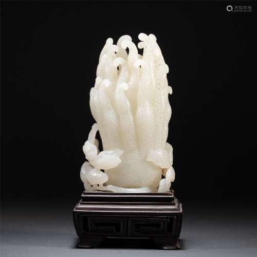 A CHINESE WHITE JADE ORNAMENTS