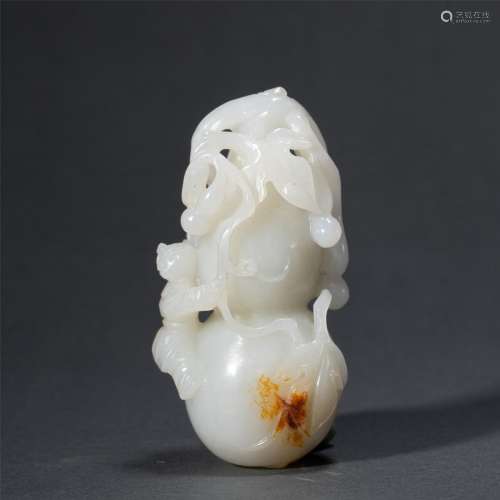A CHINESE WHITE JADE GOURDS ORNAMENTS