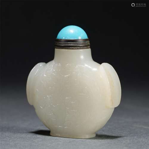 A CHINESE WHITE JADE SNUFF BOTTLE