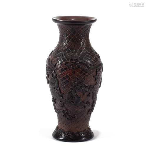 A CHINESE GLASSWARE DRAGON VASE