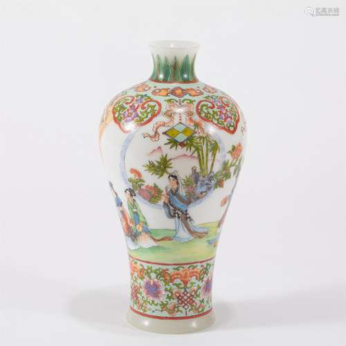 A CHINESE GLASSWARE FIGURE VASE