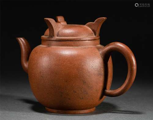 A CHINESE ZISHA CLAY TEAPOT