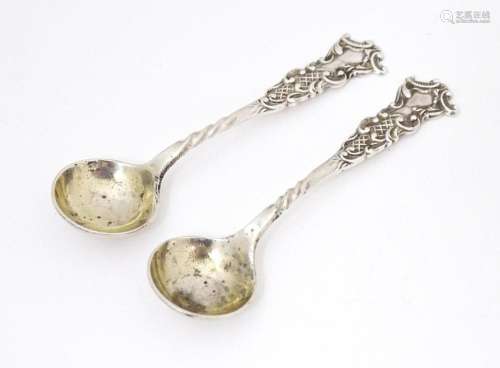 A pair of silver salt spoons. Hallmarked Birmingham 1906 mak...